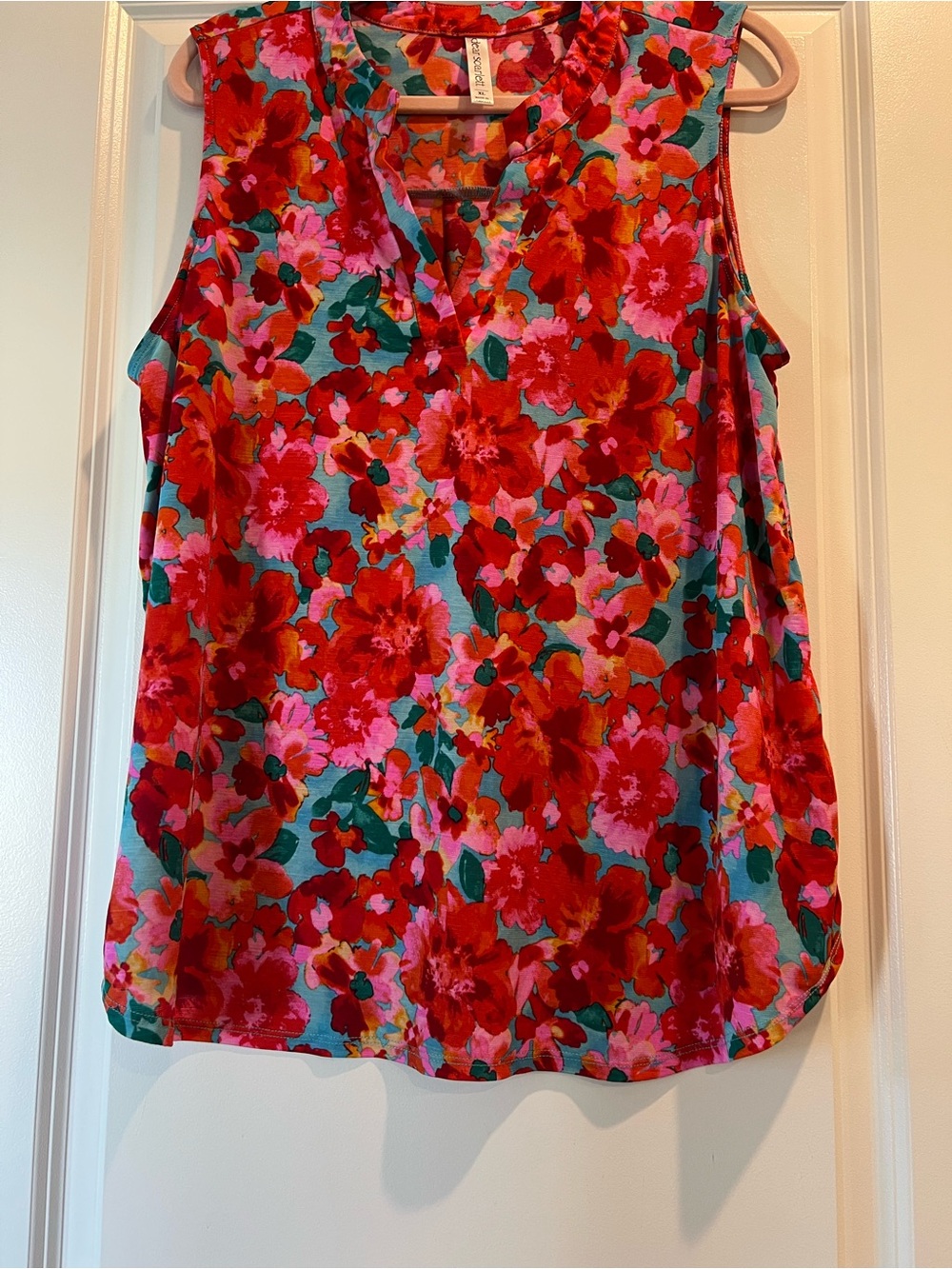 Dear Scarlett Floral Sleeveless V-Neck Camisole - Red & Teal